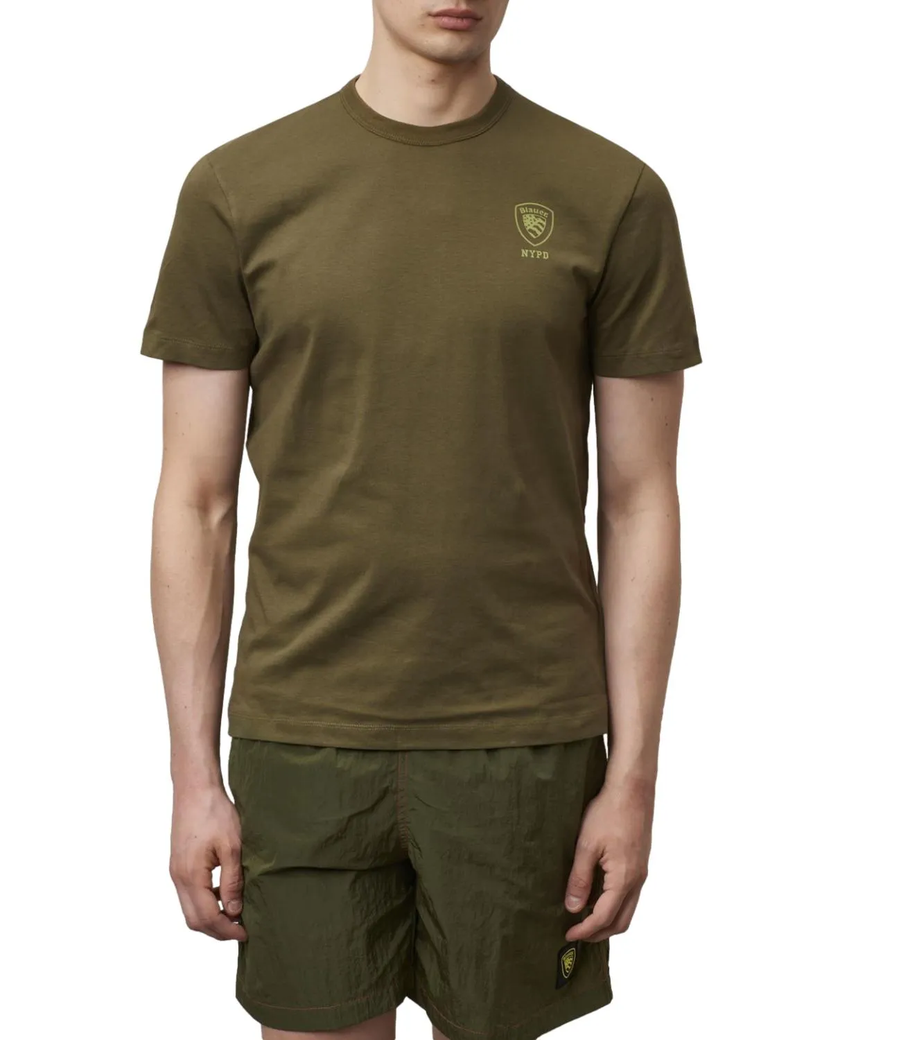 Blauer t-shirt verde siepe