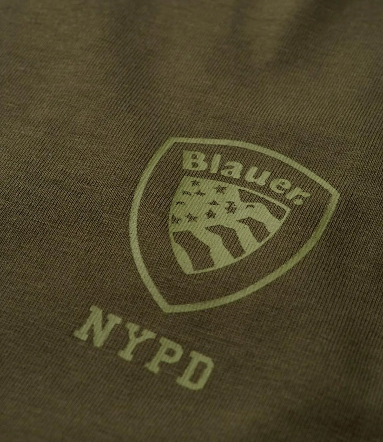 Blauer t-shirt verde siepe