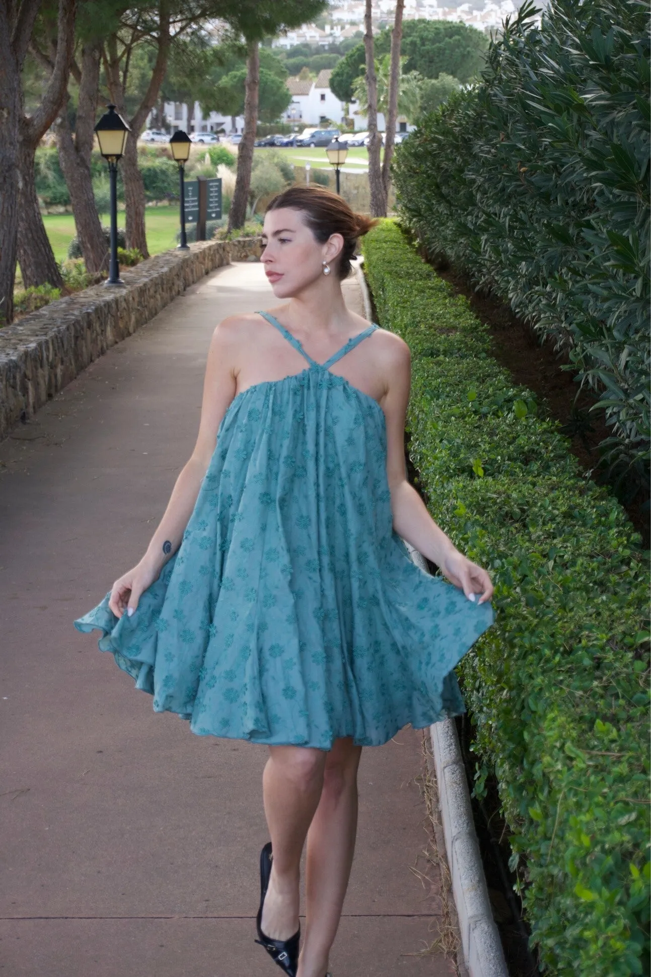 VESTIDO CURTO VERDE COM BORDADO INGLÊS SEM MANGAS